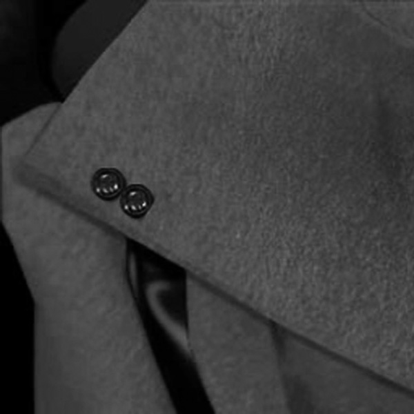 2 buttons vented sleeve cuff in the frock coat