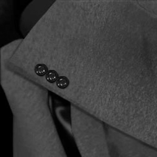 3 buttons vented sleeve cuff in the frock coat