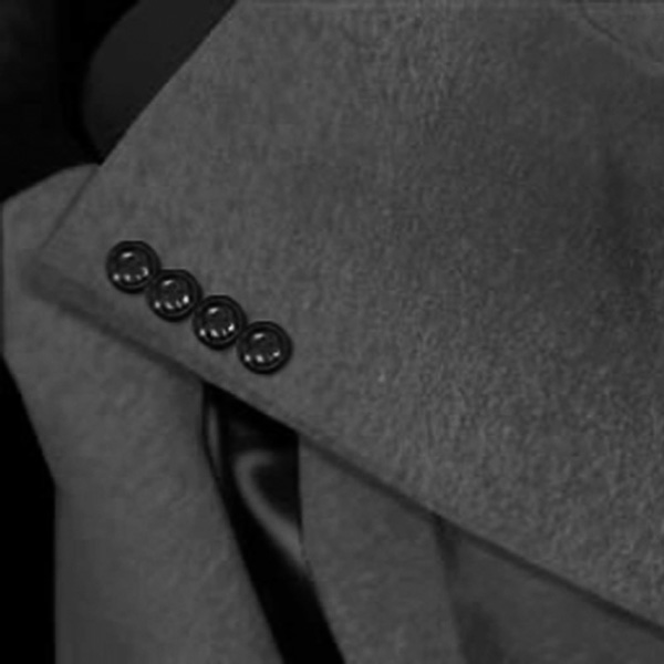 4 buttons vented sleeve cuff in the frock coat