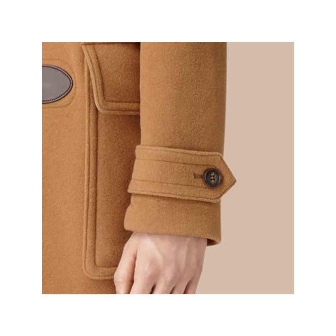 pointed single sleeve tab in men’s coat