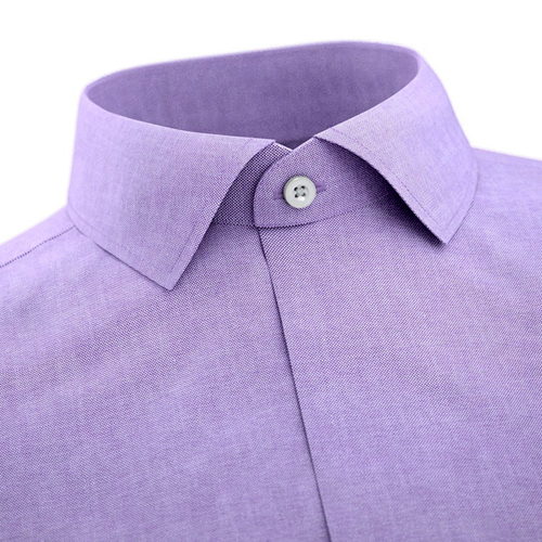 Classic cutaway collar in the men’s shirt.