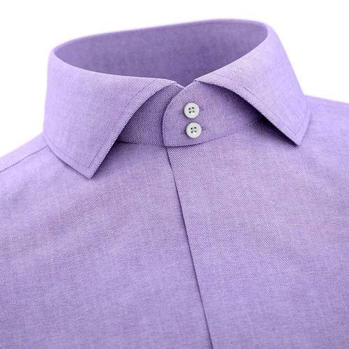 Cutaway collar with double button closure in the men’s shirt.