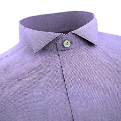 Wing collar in the men’s shirt.