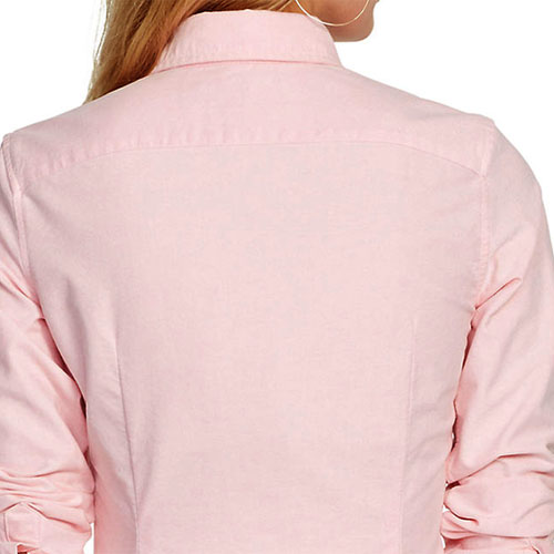 An image illustrating a single-piece back yoke in a women’s shirt.