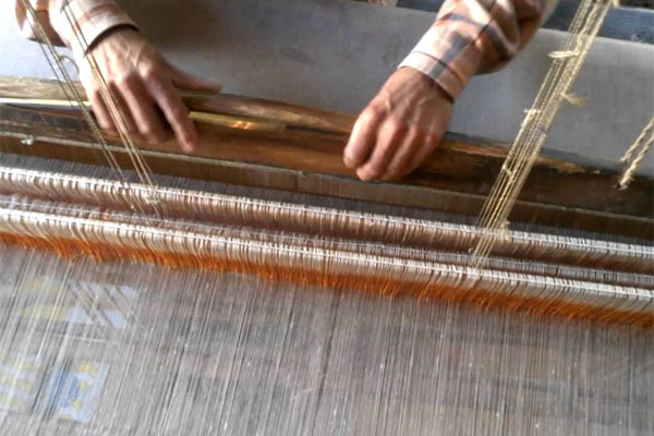 Making of a cashmere pashmina scarf using a traditional handloom.