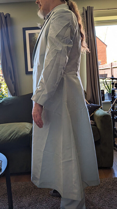 Perfecting the Profile: The side view is crucial for confirming the coat's length, the sleeve pitch, and the elegant line from the shoulder to the hem.