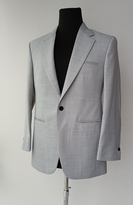 Men's Tom Cruise Collateral suit jacket in light grey worsted wool on mannequin, single-button closure and piped pockets, front view
